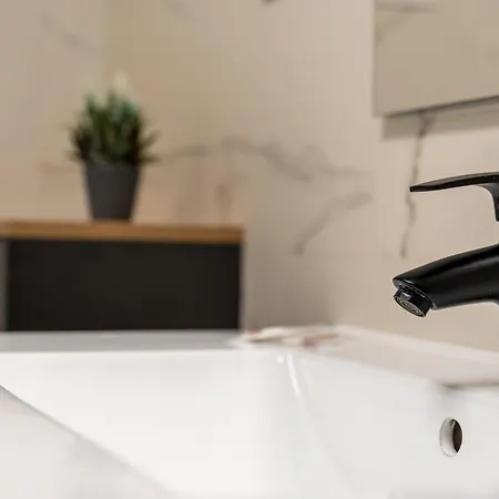 San Fernando Street Apartment *