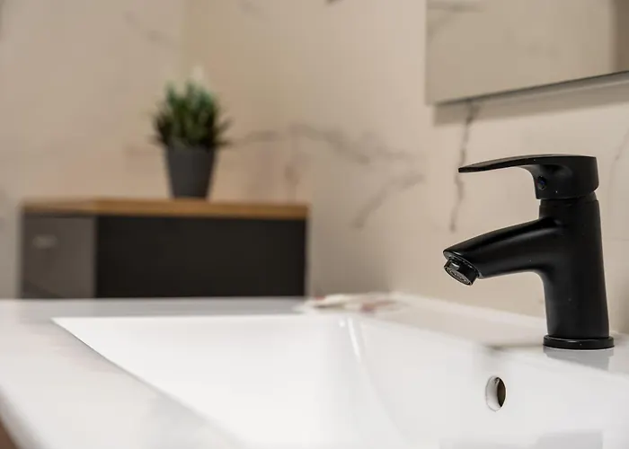 San Fernando Street Apartment *